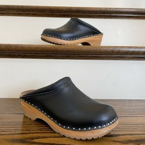 Troentorp black leather clogs